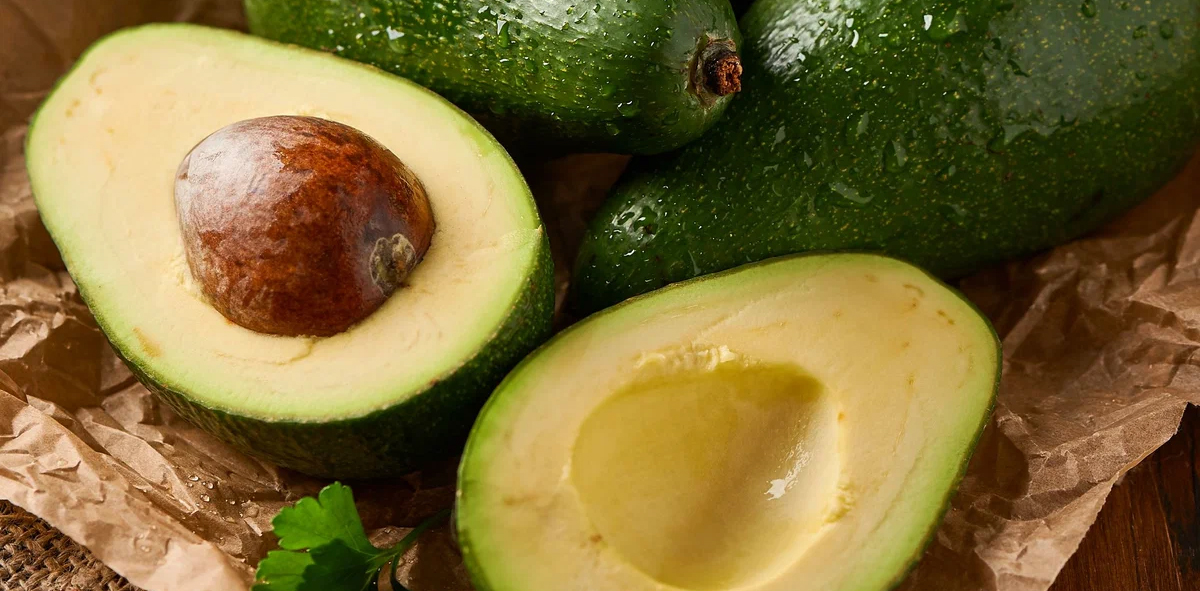 Bơ chứa nhiều chất xơ và chất béo không bão hòa dạng đơn thể, giúp điều chỉnh sự thèm ăn và hỗ trợ giảm cân bằng cách tăng tốc độ đốt cháy chất béo.